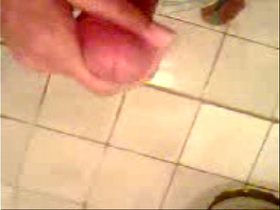 Eu batendo punheta com tesão e gozando gostoso no banheiro em casa