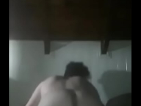 Putito culón pide verga meneando la cola y dándose nalgadas