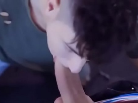 Jovencito tatuado se traga una enorme verga