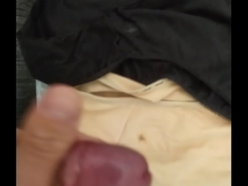 Corrida en bragas de mi mujer 138